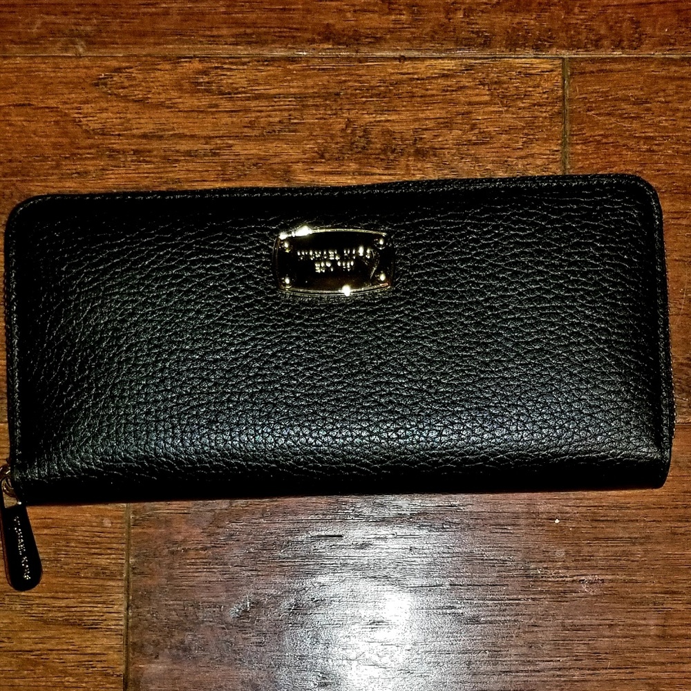 💕 SALE!Michael Kors💕Large BLACK $168 MSRP WALLET